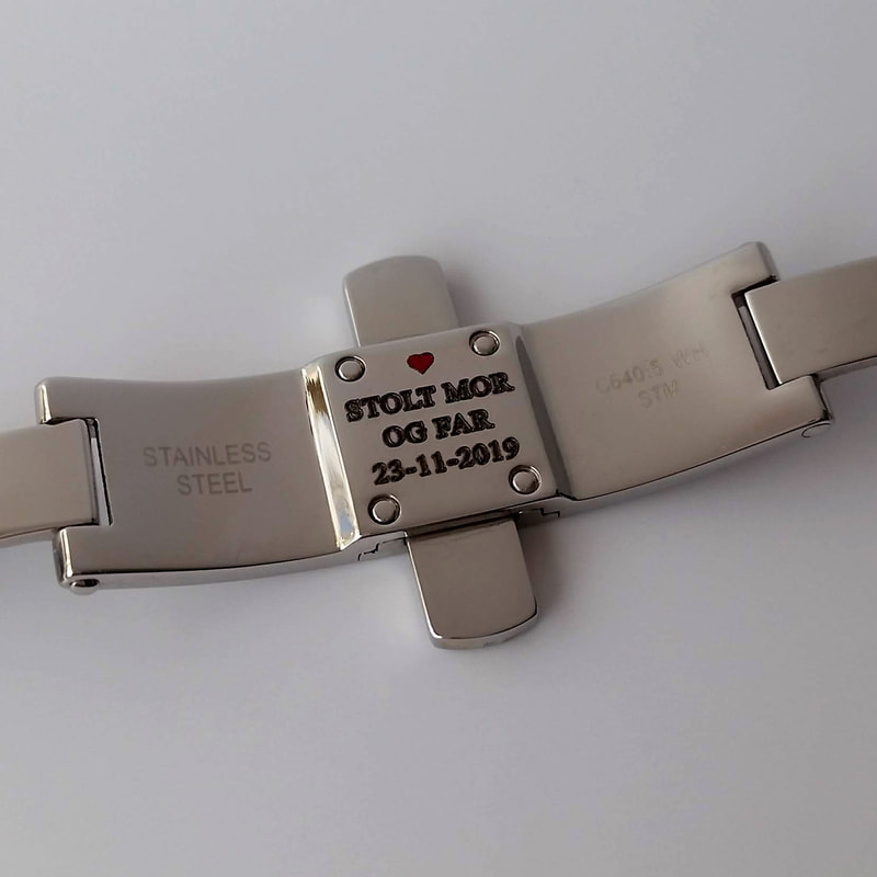 Stolt mor og far or proud mum and dad engraved watch buckle graduation gift  black letters and red heart Daphne Meesters Jewellery designer goldsmith The Hague Netherlands
