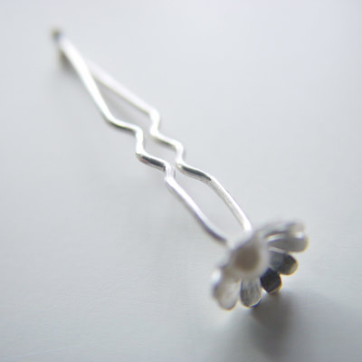 Daisy flower hair pin satin finish sterling silver with white pearl maid of honour gift Daphne Meesters Jewellery Designer Goldsmith The Hague Netherlands