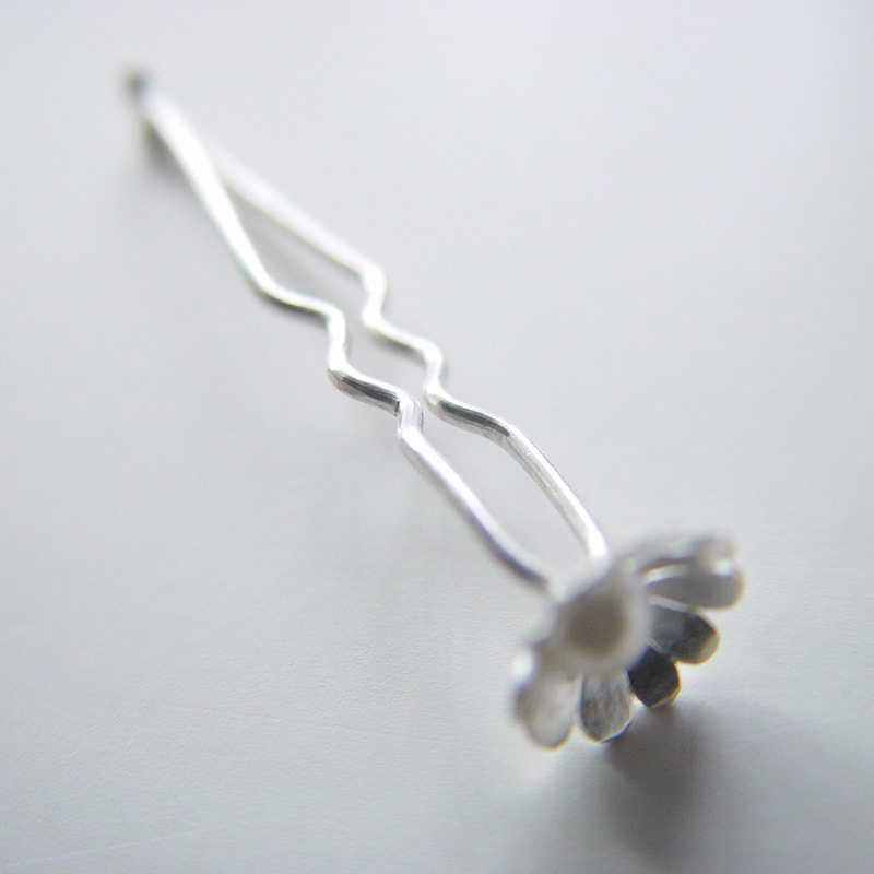 Daisies flowers hair pins satin finish sterling silver with white pearls maid of honour gift Daphne Meesters Jewellery Designer Goldsmith The Hague Netherlands