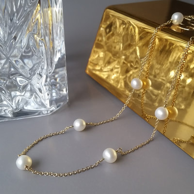 Necklace 14K yellow gold fine chain and white pearls elegant simple classic Daphne Meesters Jewellery Designer Goldsmith The Hague Netherlands