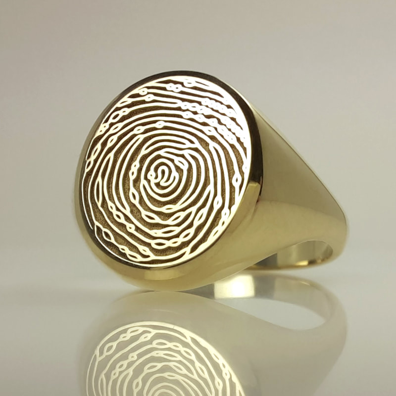 Fingerprint cachet signet ring of 14K yellow gold with gandma's fingerprint on the top Daphne Meesters Jewellery Designer Goldsmith The Hague Netherlands