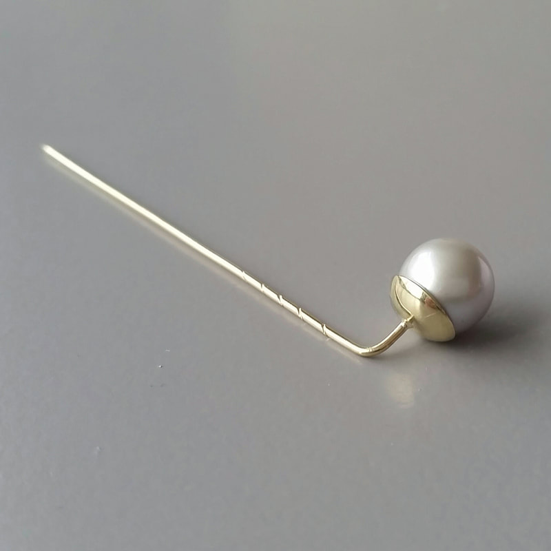 Twisted tie pin stick pin shiny finish 14K yellow gold and round grey pearl present for pearl anniversary 30th wedding anniversary Daphne Meesters Jewellery Designer Goldsmith The Hague Netherlands